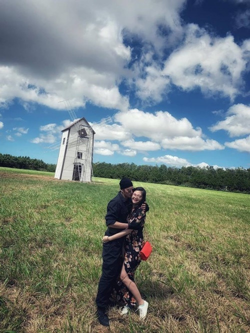 "Thời gian qua, vợ tôi đưa con gái du học Phần Lan. Con tôi còn nhỏ, chưa tự lo được nên vợ phải ở lại. Khi nào việc học của con ổn định, vợ tôi sẽ về lại Việt Nam", Huy Khánh chia sẻ trên Tiền Phong. Ảnh: FBNV.