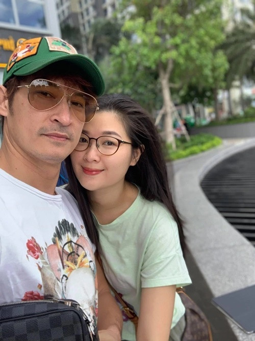 “Tôi được như hôm nay là nhờ bà xã. Người vợ ảnh hưởng rất lớn đến gia đình và người chồng. Tôi may mắn lấy được người vợ hiền lành, chăm chỉ và biết lo cho gia đình. Cô ấy không sân si khiến con người tôi cũng nhẹ nhàng, bình an. Khi có hậu phương vững chắc, tôi cũng đỡ bôn ba, cứ bình tĩnh làm việc và sống vì gia đình, nghĩ đến vợ con nhiều hơn”, nam diễn viên bày tỏ. Ảnh: Giao Thông.