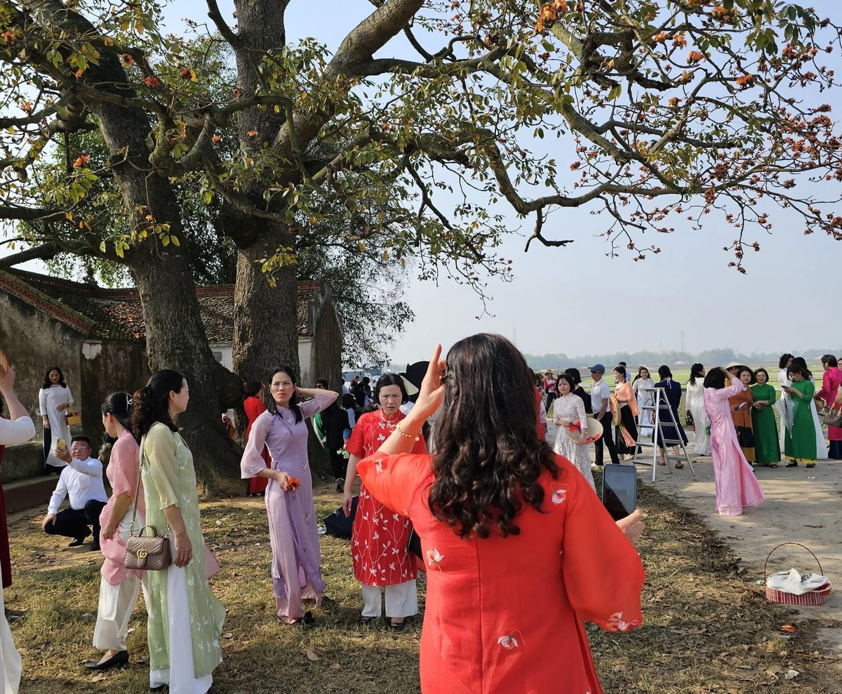 Xếp hàng chờ nhau chụp hình. Ảnh: KUN MON