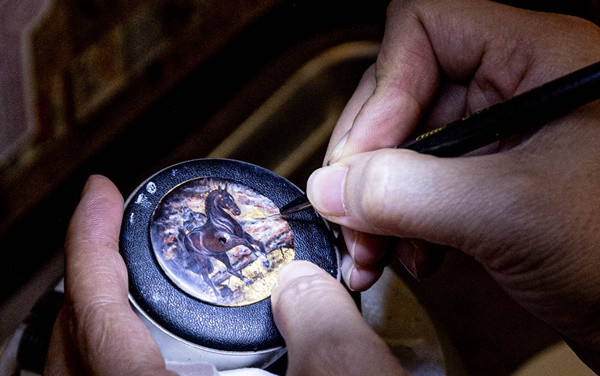 Qua hàng chục lần thử nghiệm, những sản phẩm đầu tiên đã ra đời. Khi ấy, bức tranh cô tiên thả mái tóc dài bên suối được nữ họa sĩ hoàn thành trong 2 tuần. Đối với Linh, sản phẩm này vẫn chưa phải hoàn hảo nhất trong con mắt "nhà nghề", nên cô đã dùng để đeo. Chỉ sau thời gian ngắn, bức tranh trên mặt đồng hồ được những người đam mê sưu tập biết đến và đặt hàng. Trong số đó, có một vị khách nam từ TP.HCM đặt chị vẽ một chiếc đồng hồ có mặt hình con cá chép, biểu trưng cho sự thịnh vượng, vươn lên, về tặng vợ.