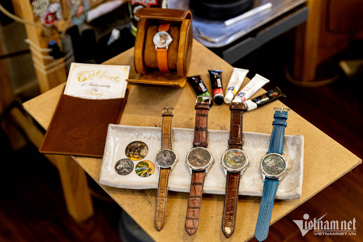 Những sản phẩm vẽ tranh trên mặt số không những được giới chơi đồng hồ trong nước biết đến mà cô còn nhận được những đơn đặt hàng đến từ Mỹ, Hàn Quốc... chủ yếu là những bức tranh mang biểu tượng cung hoàng đạo, tuổi của người sở hữu.