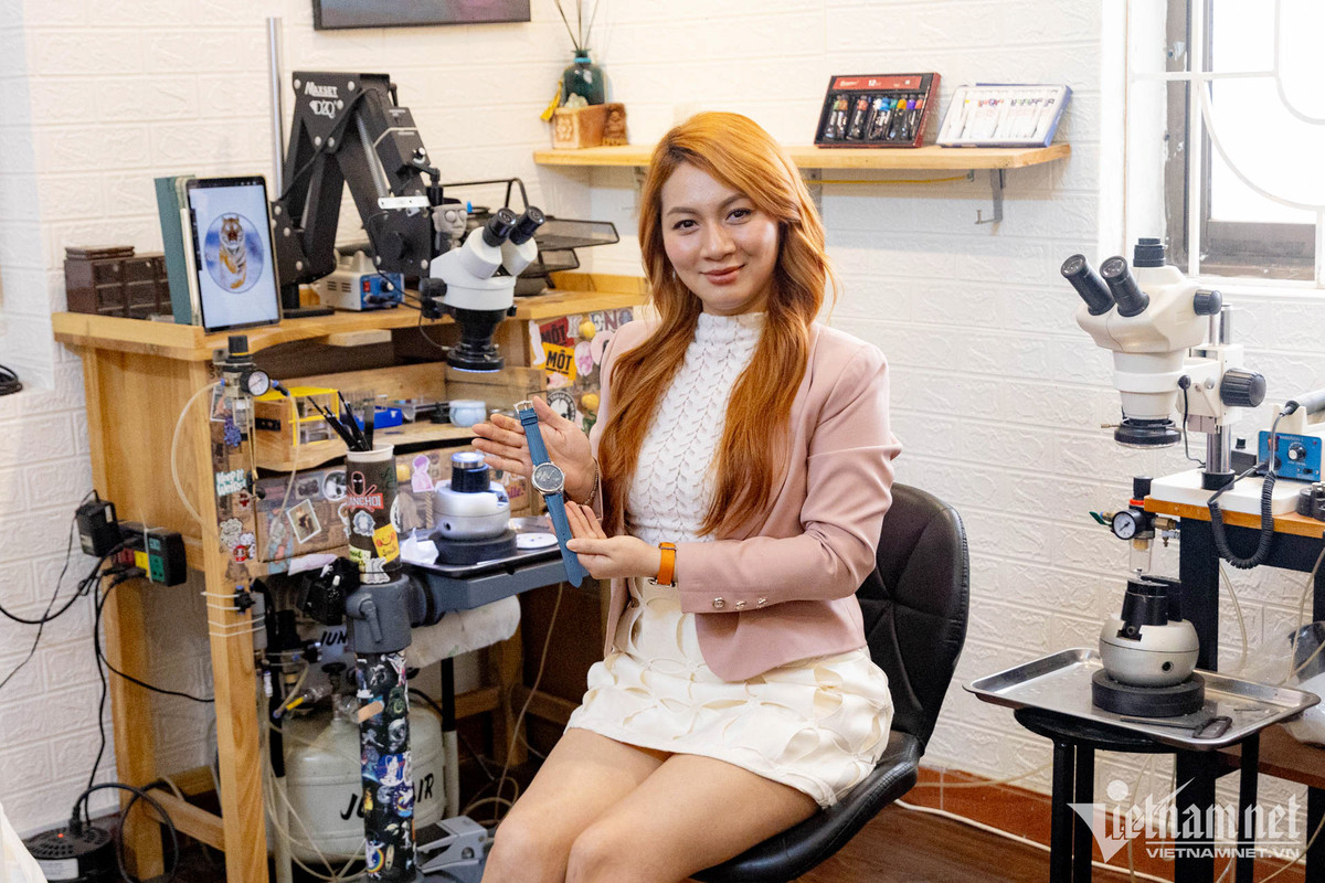 Nữ họa sĩ 9X vẽ tranh siêu nhỏ trên đồng hồ với tiền công hàng chục triệu đồng dự định sẽ có những dự án làm đồng hồ độc đáo hơn, kết hợp vẽ tay cùng điêu khắc đồng hồ, làm những sản phẩm con giáp để phục vụ Tết Nguyên đán 2025.