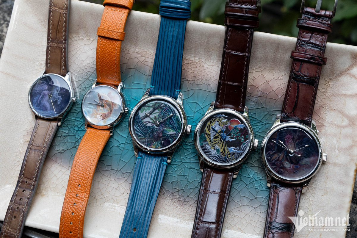 Sản phẩm tranh trên mặt số đồng hồ có giá từ 15 triệu đồng trở lên. Với những tác phẩm có yêu cầu đặc biệt, mặt ngọc trai, kim loại quý... mức giá cao hơn. Mỗi bức tranh từ khi lên ý tưởng phác thảo đến khi hoàn thiện mất ít nhất 2 tuần.