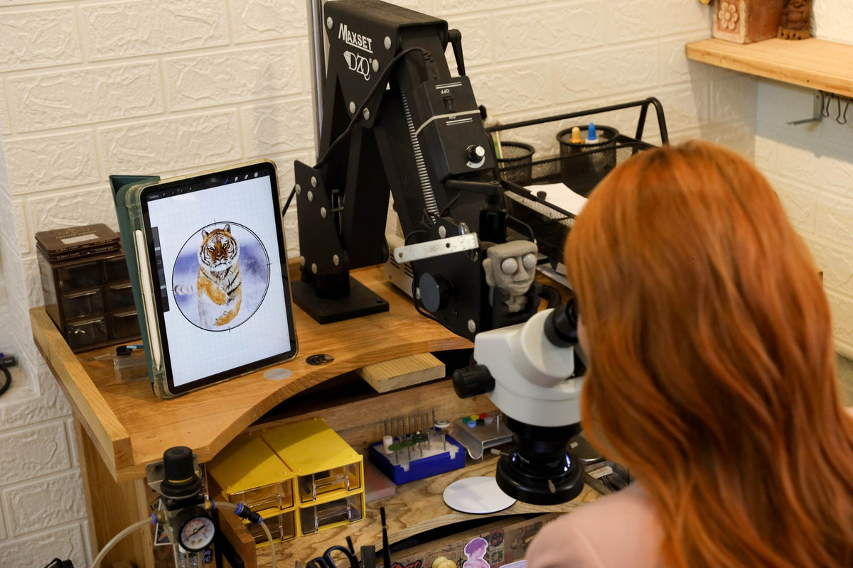 Ngoài công việc kinh doanh và là người của gia đình, mỗi ngày cô thường ngồi hàng giờ trước chiếc kính hiển vi để vẽ những bức tranh đặc biệt.