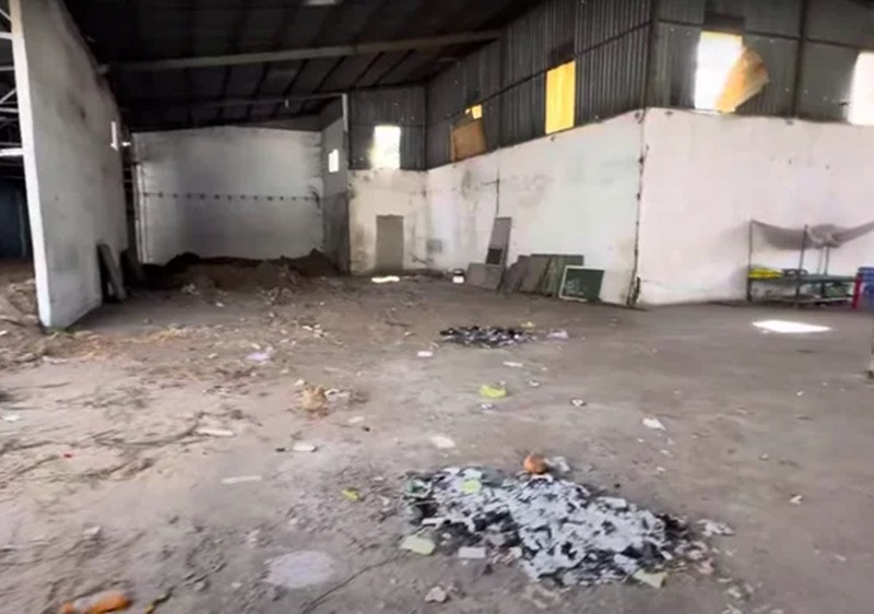 Nhà xưởng nơi Thương Tín ở đã xuống cấp trầm trọng. Ảnh: Saostar.