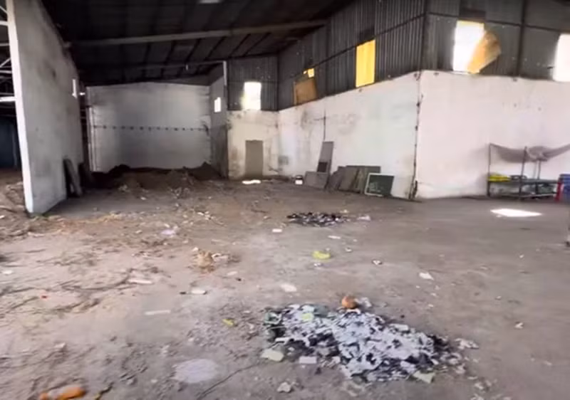 Nhà xưởng nơi Thương Tín ở đã xuống cấp trầm trọng. Ảnh: Saostar.