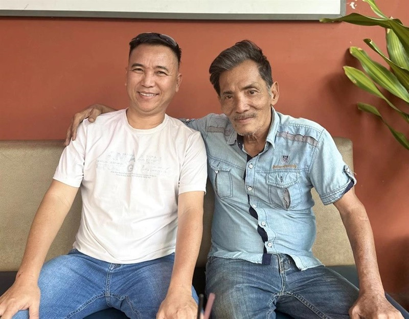 Nhạc sĩ Tô Hiếu lên tiếng về đoạn clip gây xôn xao dư luận. Anh chia sẻ trên Saostar: "Tôi đang sửa nhà nên đưa anh Thương Tín qua nhà xưởng kế bên nhà để ngủ tạm. Một số Youtuber đã kéo đến quay trong lúc tôi không ở nhà, sau đó chia sẻ thông tin không đúng sự thật lên mạng xã hội khiến tôi vô cùng bức xúc. Tôi đã yêu cầu phía các Youtuber này gỡ những nội dung sai lệch này xuống nhưng chưa nhận được phản hồi". Ảnh: Gia Đình Việt Nam.