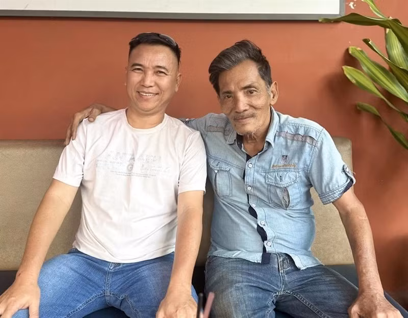 Nhạc sĩ Tô Hiếu lên tiếng về đoạn clip gây xôn xao dư luận. Anh chia sẻ trên Saostar: "Tôi đang sửa nhà nên đưa anh Thương Tín qua nhà xưởng kế bên nhà để ngủ tạm. Một số Youtuber đã kéo đến quay trong lúc tôi không ở nhà, sau đó chia sẻ thông tin không đúng sự thật lên mạng xã hội khiến tôi vô cùng bức xúc. Tôi đã yêu cầu phía các Youtuber này gỡ những nội dung sai lệch này xuống nhưng chưa nhận được phản hồi". Ảnh: Gia Đình Việt Nam.