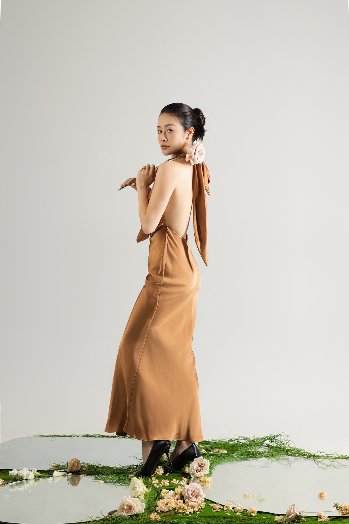 Phí Linh chia sẻ với VietNamNet: "Đúng là tôi vừa sản xuất vừa lên hình, vừa dẫn giải trí vừa dẫn chính luận, vừa làm host các chương trình, vừa làm MC cho các sự kiện, rồi vừa thích bay nhảy tự do với nghệ thuật nhưng lại cũng luôn gắn mình với niềm vui con cái, gia đình. Nhưng tôi tin mình không phải trường hợp cá biệt. Tôi nghĩ người phụ nữ nào cũng thế, đều có thể xử lý một lúc nhiều việc, có nhiều trải nghiệm cảm xúc khác nhau. Dù muốn thú nhận hay không thì 'đa nhiệm' vẫn là năng lực trời sinh và là thế mạnh của người phụ nữ".