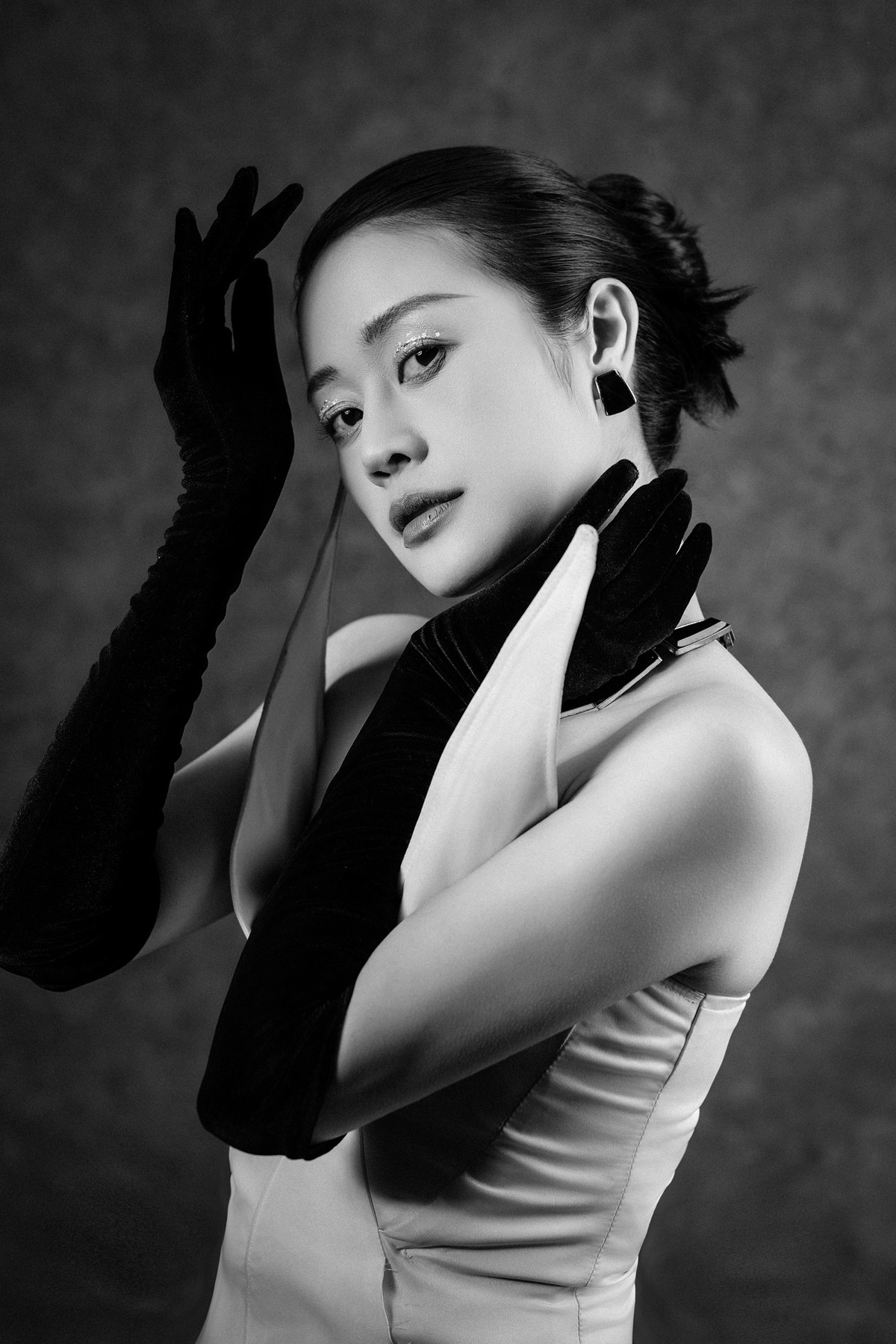 Những đường tròn, khối tròn xuất hiện rải rác trong các bức ảnh ẩn dụ cho những trọng trách và áp lực mà người phụ nữ đối mặt, cũng là sự viên mãn tròn đầy mà bất cứ người phụ nữ nào cũng hướng đến. Hướng tới sự tròn đầy không có nghĩa là “ép” mình phải hoàn hảo mà là giữ cho sự cân bằng được vận hành trơn tru, hòa hợp.