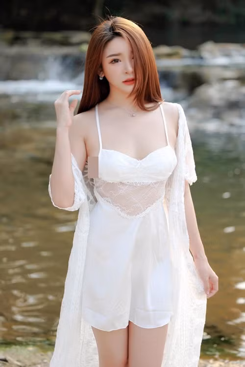 Loạt ảnh hot girl Thanisorn Yap đi tắm suối gây xôn xao cộng đồng mạng khi được người trong cuộc đăng tải.