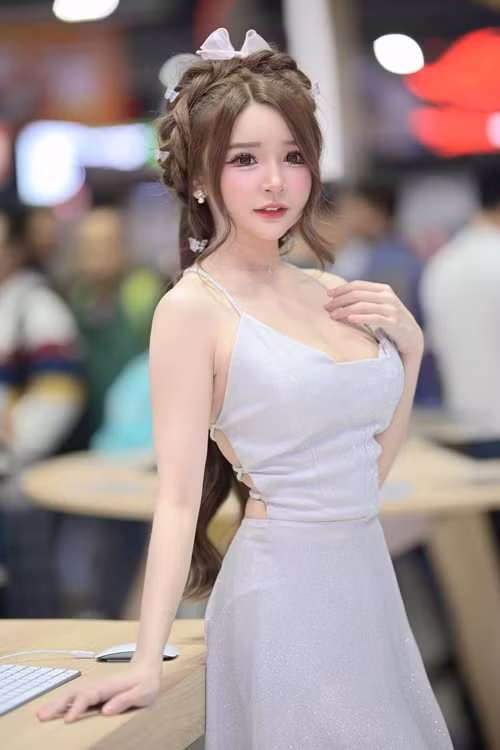 Gương mặt của cô nàng đã qua dao kéo.