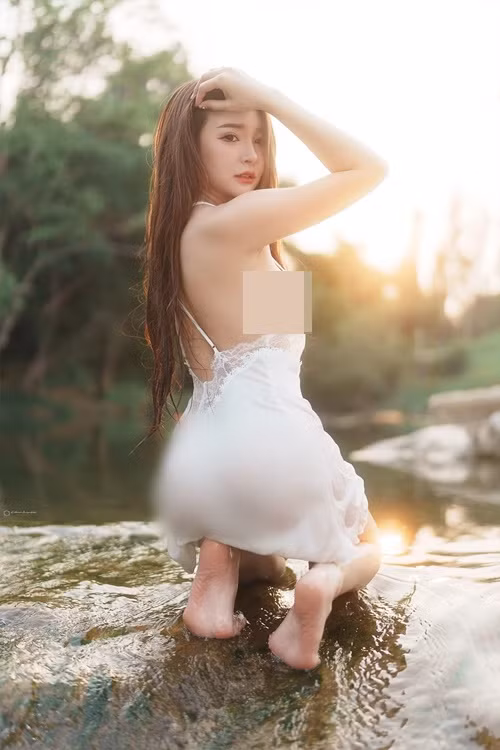 Do chất liệu mỏng tang, chiếc váy để lộ rõ ràng thân hình chữ S của Thanisorn.