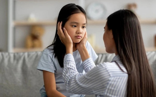 Biet me doc trom nhat ky, con gai phan ung gay soc