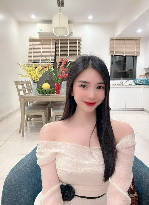 Ở tuổi 32, tình cũ Quang Lê tích cực tham gia các hoạt động nghệ thuật, kinh doanh. Ảnh: FBNV.