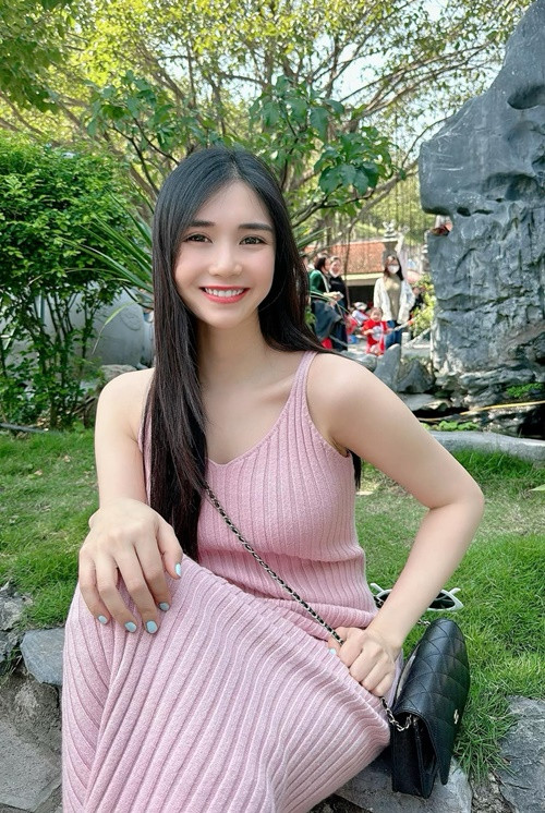 Thanh Bi sở hữu vòng eo 52 cm sau thời gian siết cân. Ảnh: FBNV.