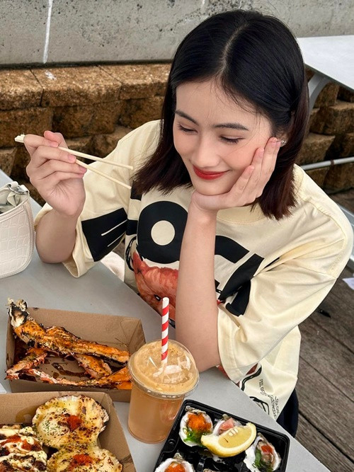 Thi thoảng, nàng hậu mới đi ăn ở ngoài.