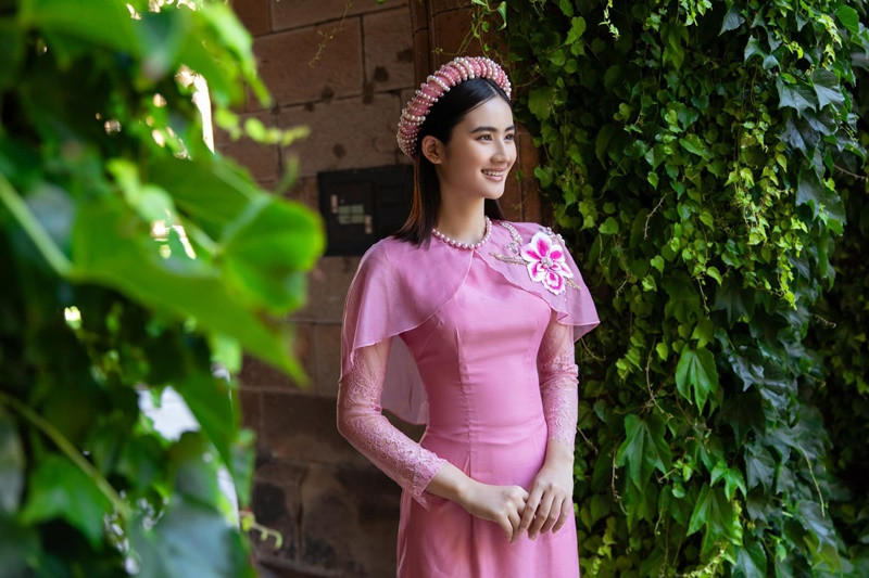 Ý Nhi luôn nhớ về quê nhà. Vì vậy, cô thực hiện một số bộ ảnh áo dài.