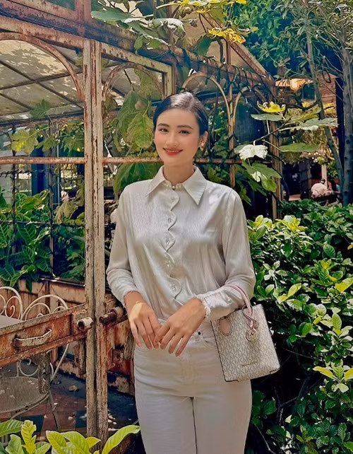 Ý Nhi đi làm thêm, ca 7 giờ/ngày.