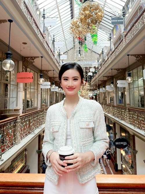 Nàng hậu gốc Bình Định dùng toàn bộ số tiền lương tháng đầu tiên đi làm thêm để làm từ thiện ở Việt Nam.