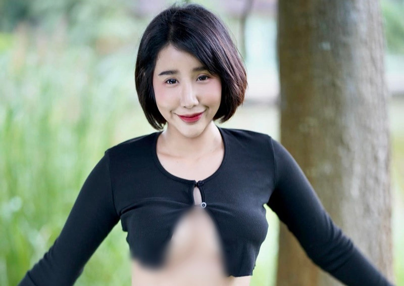 Hot girl xinh đẹp khoe vòng một với chiếc áo nối lại chỉ bằng một sợi dây nhỏ.