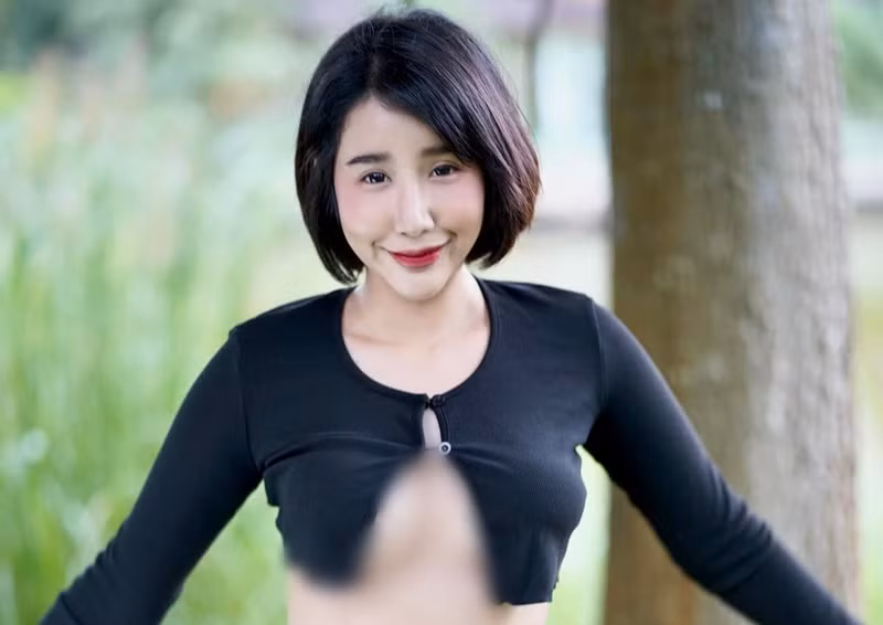 Hot girl xinh đẹp khoe vòng một với chiếc áo nối lại chỉ bằng một sợi dây nhỏ.