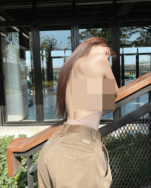 Diện mốt áo kiệm vải, hot girl người Thái Lan không ít lần hớ hênh vòng một.