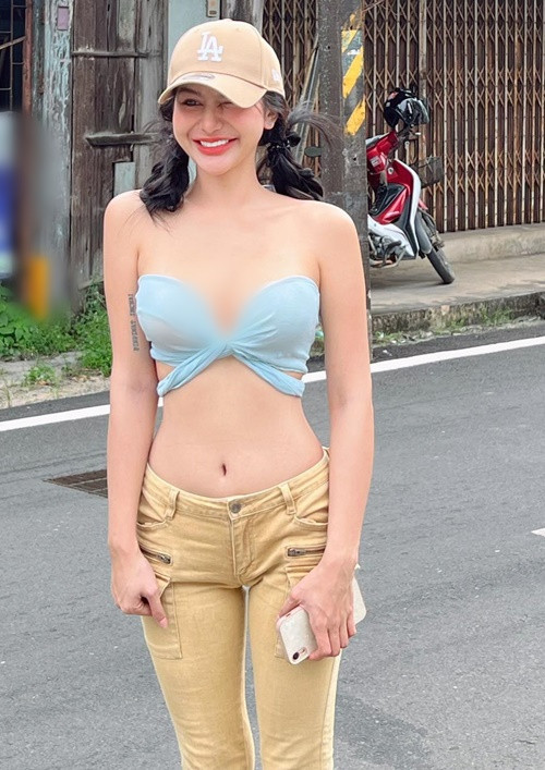 Hot girl xinh đẹp chuộng mặc trang phục ngắn cũn cỡn dù ở nơi đông người.