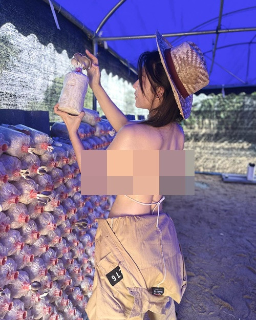 Mới đây, hot girl Niparat Konyai gây xôn xao khi cởi đồ khoe nội y trong vườn nấm.