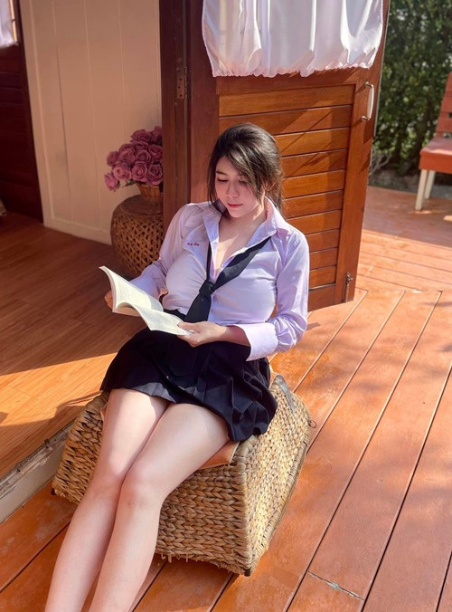 Nhiều ý kiến cho rằng hot girl người Thái Lan sẽ tiến xa hơn nếu ăn mặc phù hợp, kín đáo.