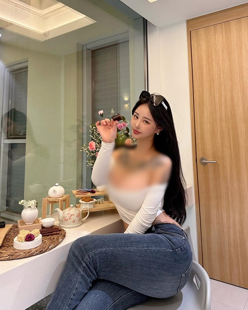 Nhiều mẫu áo thực sự không thể che nổi vòng một "khủng" của Jeon Bo Yeon.