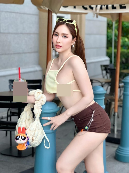 Cô nàng để lộ gần như cả vòng một đồ sộ với chiếc áo bé như bàn tay.