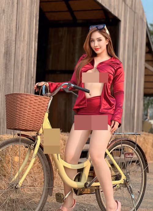 Do mặc chân váy quá ngắn, cô nàng hớ hênh.