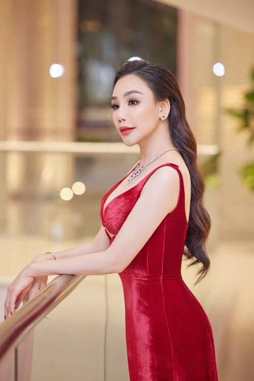 Znews dẫn lời Hồ Quỳnh Hương: “Tôi có cho anh xem trước MV. Anh nói đấy chính là con người của Hồ Quỳnh Hương. Tôi đang rất vui. Bạn trai hơn tôi hai tuổi. Anh yêu nghệ thuật nhưng không hoạt động trong ngành. Anh cũng ăn chay giống tôi”. Ảnh: FBNV.