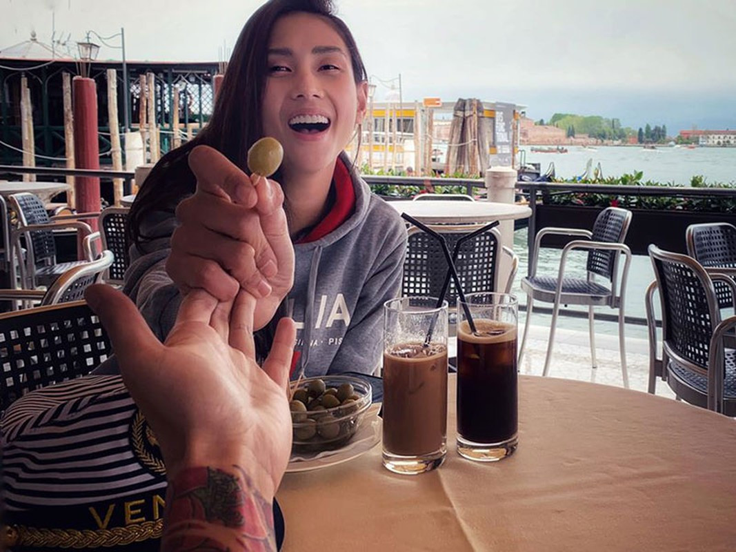 Sau khi về Việt Nam, Võ Hoàng Yến và bạn trai vẫn nhắn tin qua lại nhưng mối quan hệ thực sự bắt đầu chỉ từ khi anh chọc ghẹo cả hai kết hôn giả.