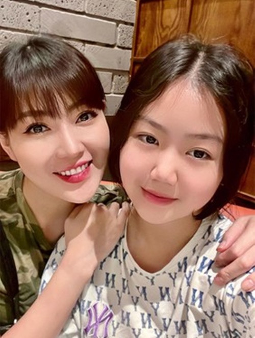 Hai con gái của Thanh Hương có thể nhận xét về phim mẹ đóng như những khán giả bình thường. Thi thoảng Thanh Hương cũng cho con đến đoàn phim để hiểu hơn về công việc của mẹ.