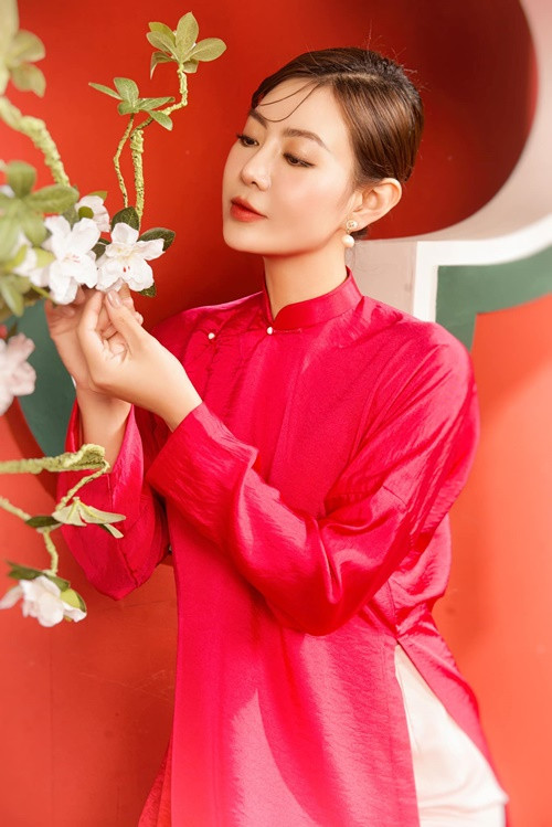 Thanh Hương khoe được chồng ủng hộ hoạt động nghệ thuật: “Tôi có thể thoải mái, bay bổng với nghề, thậm chí đóng cảnh hơi “nóng” anh cũng không bao giờ có ý kiến, chắc bởi anh hiểu, tin tưởng và yêu tôi thật lòng”.