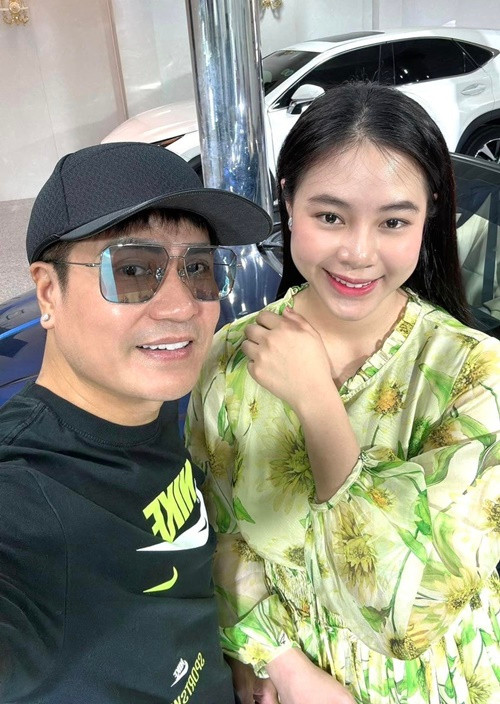 Do bận rộn với công việc, Lương Gia Huy đưa điện thoại cho trợ lý để giúp mình hoàn thành nốt thủ tục. Trợ lý của Lương Gia Huy mất cảnh giác nên bọn lừa đảo liên tục rút tiền từ thẻ của vợ chồng Lương Gia Huy. Đến khi phát hiện bị lừa, nam ca sĩ đã mất gần nửa tỷ. Ảnh: NVCC.