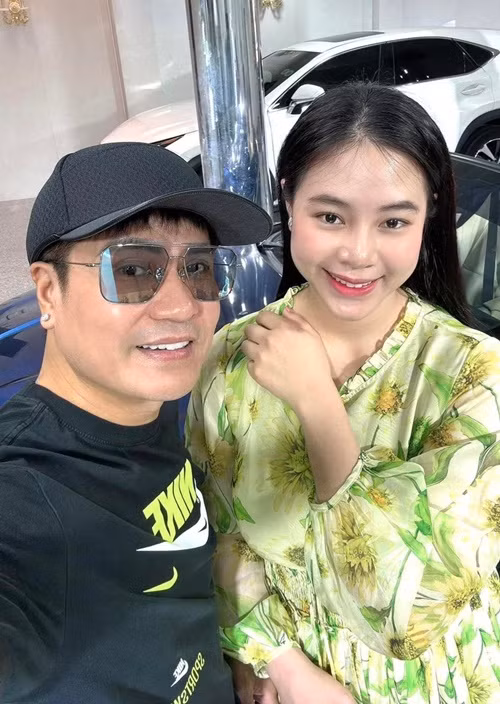 Do bận rộn với công việc, Lương Gia Huy đưa điện thoại cho trợ lý để giúp mình hoàn thành nốt thủ tục. Trợ lý của Lương Gia Huy mất cảnh giác nên bọn lừa đảo liên tục rút tiền từ thẻ của vợ chồng Lương Gia Huy. Đến khi phát hiện bị lừa, nam ca sĩ đã mất gần nửa tỷ. Ảnh: NVCC.