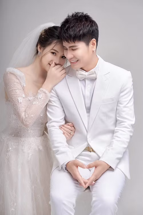 Trong cuộc phỏng vấn với Arttimes, Lương Gia Huy cho biết, không có trở ngại nào giữa hai vợ chồng dù tuổi tác cách biệt khá lớn. "Có khi mình cần nhẹ nhàng vì mình biết vợ sai nhưng phải khuyên nhủ từ từ để cô ấy thay đổi", anh nói. Ảnh: Arttimes.