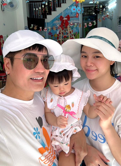 "Vua nhạc sàn" yêu chiều vợ kém 18 tuổi. Trong một chương trình, Lương Gia Huy cho biết anh luôn tạo điều kiện để vợ đẹp hơn và "mang tiền về cho vợ". Còn Thùy Uyên chia sẻ: "Có lúc Uyên vừa mới đi ra khỏi nhà được nửa tiếng thôi thì thấy gọi Uyên. Uyên hỏi: Ủa gọi chi vậy ông?". Anh bảo: Tôi nhớ bà tôi gọi được không". Ảnh: FBNV.