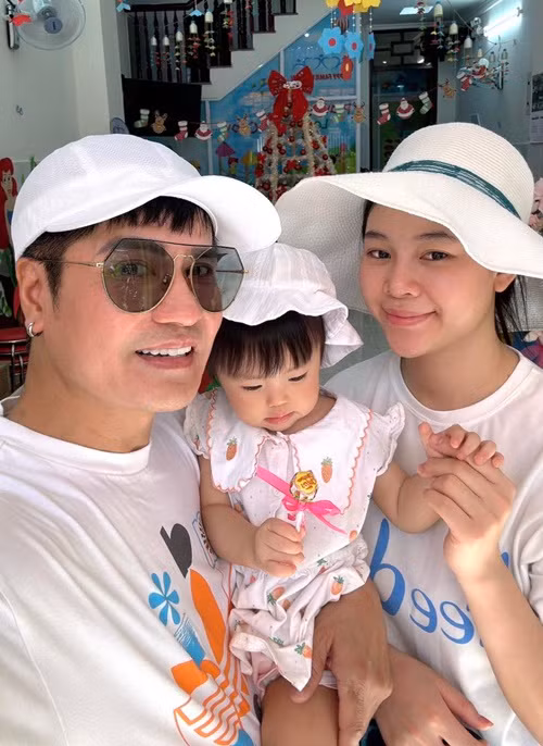 "Vua nhạc sàn" yêu chiều vợ kém 18 tuổi. Trong một chương trình, Lương Gia Huy cho biết anh luôn tạo điều kiện để vợ đẹp hơn và "mang tiền về cho vợ". Còn Thùy Uyên chia sẻ: "Có lúc Uyên vừa mới đi ra khỏi nhà được nửa tiếng thôi thì thấy gọi Uyên. Uyên hỏi: Ủa gọi chi vậy ông?". Anh bảo: Tôi nhớ bà tôi gọi được không". Ảnh: FBNV.