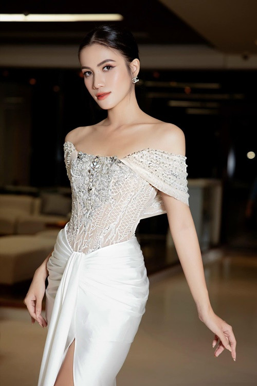 Nàng hậu nâng ngực, chỉnh xương mũi, hút mỡ đùi và cấy mỡ mặt.