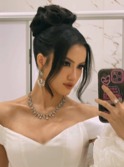 Nàng hậu sở hữu vòng một căng đầy, gương mặt sắc sảo.