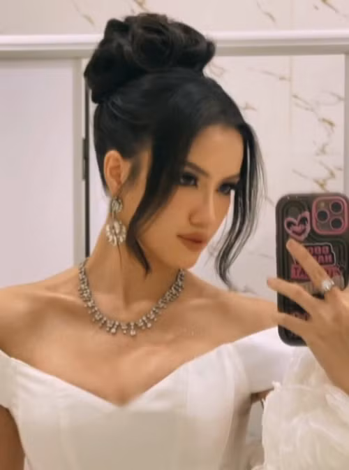 Nàng hậu sở hữu vòng một căng đầy, gương mặt sắc sảo.