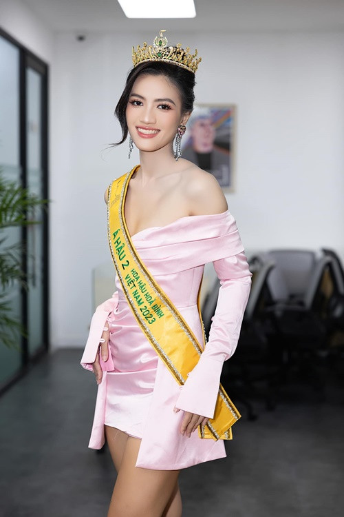 Người đẹp đến từ Thừa Thiên Huế cao 1m72, có số đo ba vòng 81-63-92 cm vào thời điểm giành danh hiệu á hậu.