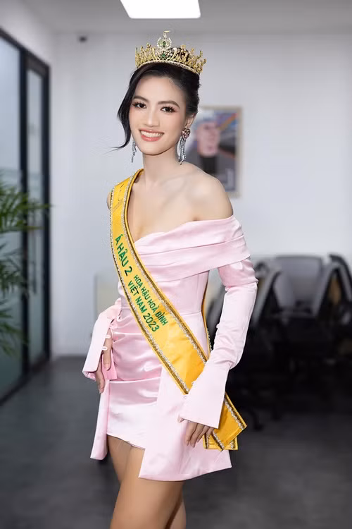 Người đẹp đến từ Thừa Thiên Huế cao 1m72, có số đo ba vòng 81-63-92 cm vào thời điểm giành danh hiệu á hậu.