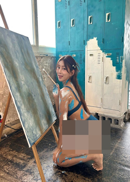Heeya là một trong những hot girl Hàn Quốc được cộng đồng mạng chú ý. Cô nàng từng gây xôn xao khi mặc nội y, vẽ tranh.