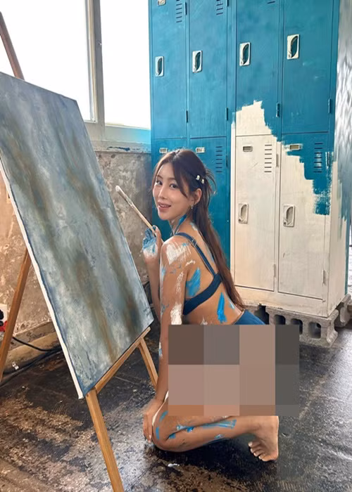 Heeya là một trong những hot girl Hàn Quốc được cộng đồng mạng chú ý. Cô nàng từng gây xôn xao khi mặc nội y, vẽ tranh.