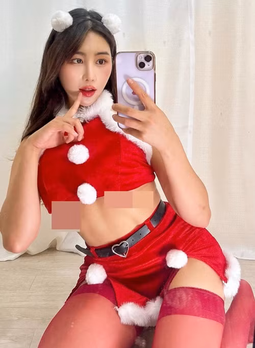 Cô nàng diện mốt hở chân ngực.